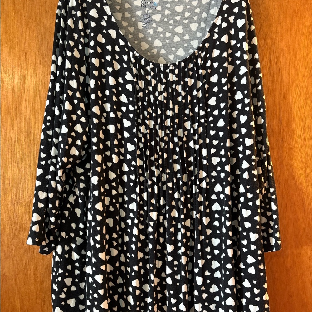 Croft & Barrow Gray and White Heart Pattern Top 🖤